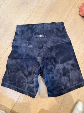 Lululemon bike shorts size 4